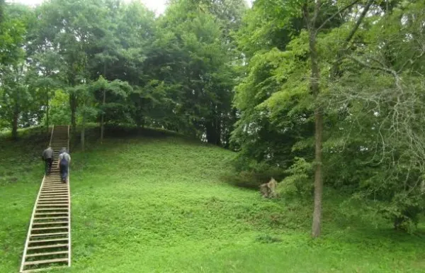 Jaučakių piliakalnis, vad. Kartuvių kalnu nuotrauka