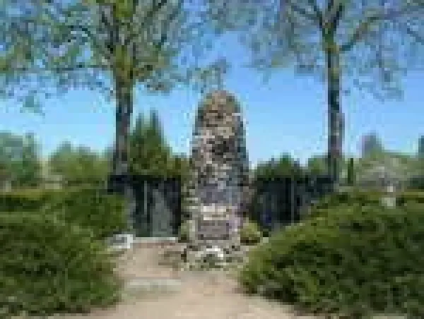 Kapai ir paminklas nuotrauka