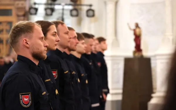 Raudondvaryje sužibo pagrindinė Kauno rajono eglė: bendruomenę subūrė „Sniego karalienės“ pasaka nuotrauka