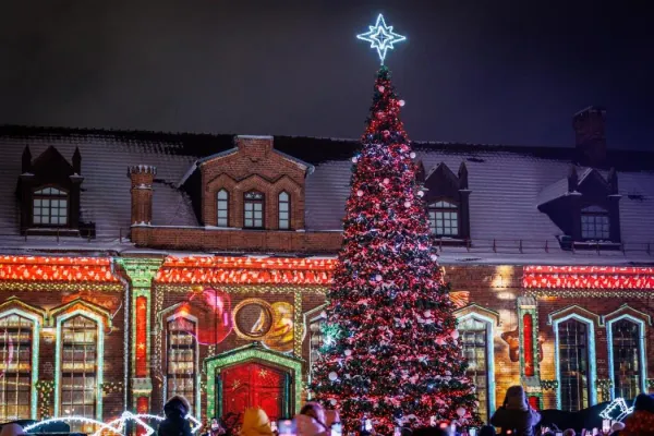Raudondvaryje sužibo pagrindinė Kauno rajono eglė: bendruomenę subūrė „Sniego karalienės“ pasaka nuotrauka